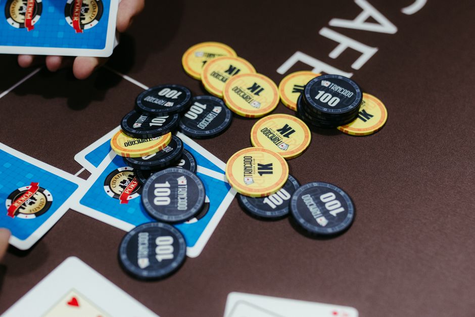Perbedaan Poker Online dan Poker Offline: Mana yang Cocok?